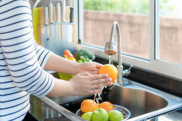 Tốt nhất là rửa sạch trái cây và rau củ bằng nước lạnh trước khi ăn SHUTTERSTOCK