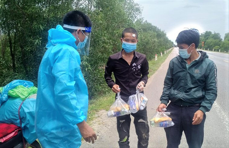 Nhóm nhà báo Minh Văn trao quà cho người về quê ngang qua Quảng Bình