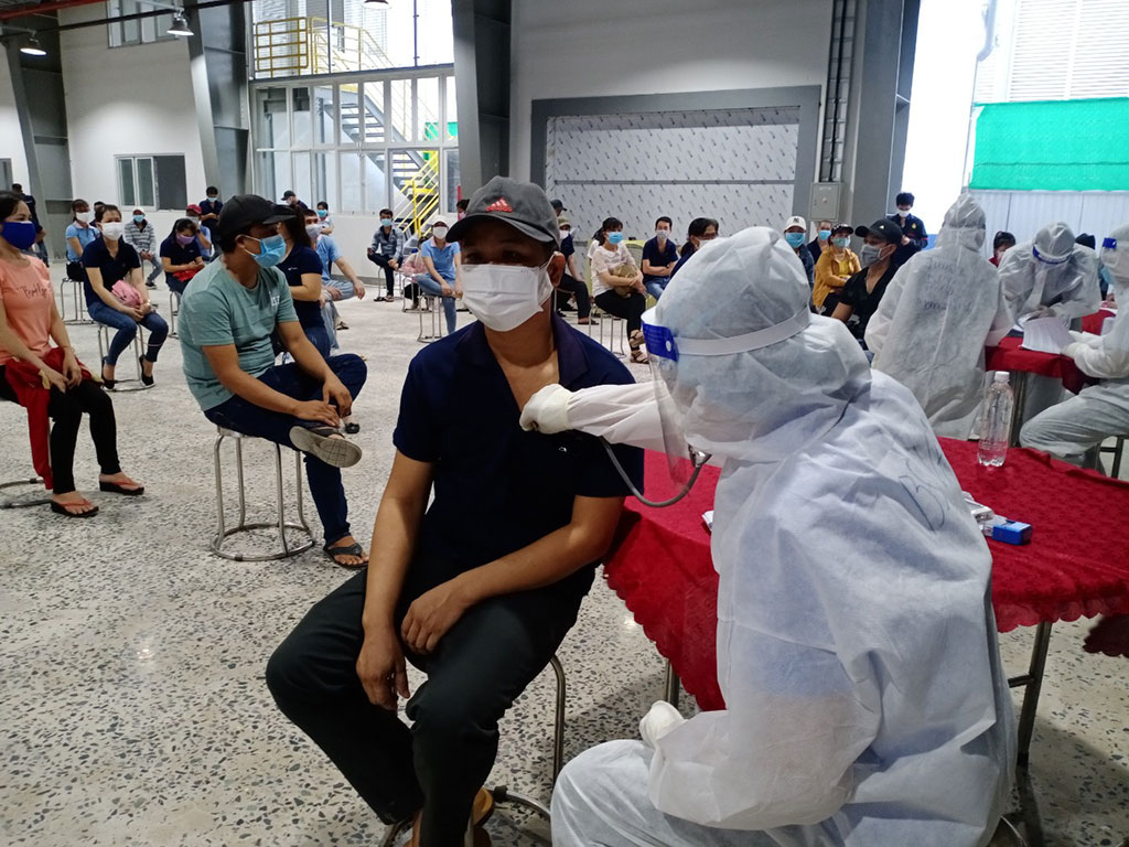 Tiêm vắc xin cho công nhân tại Đồng Nai ngày 9.8 ẢNH: LÊ LÂM