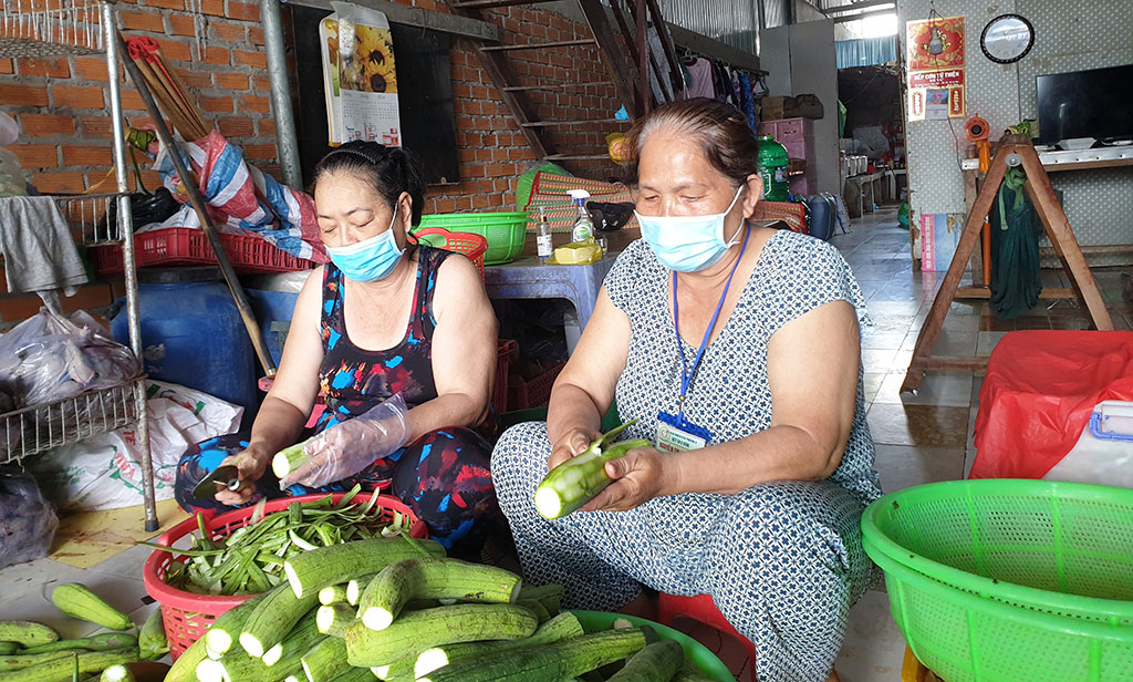 Bà Nguyễn Thị Thùy Nga (phải) cùng tình nguyện viên chuẩn bị nguyên liệu nấu cơm