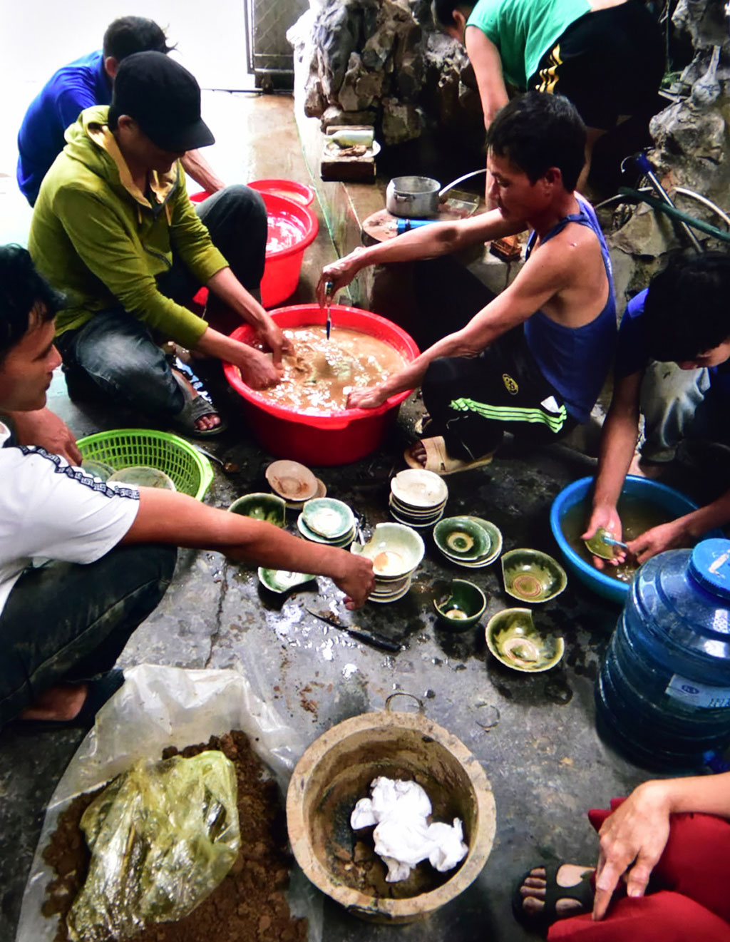 Thợ đào phân loại và vệ sinh cổ vật trước khi đến tay người sưu tầm