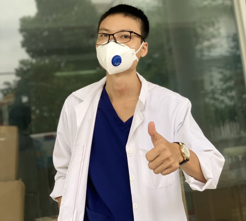 Chẳng may nhiễm Covid-19 trong lúc làm nhiệm vụ, bác sĩ Nguyễn Văn Hàng vực dậy tinh thần, nhanh chóng khỏi bệnh và quay lại tiếp tục cùng thành phố chống dịch 