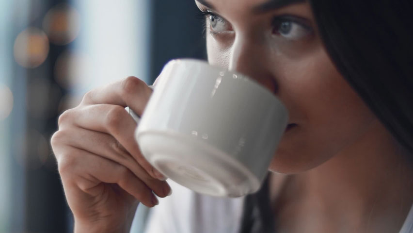 Một nghiên cứu khác cho thấy 3 - 5 tách cà phê mỗi ngày cũng có thể làm giảm nguy cơ tử vong SHUTTERSTOCK