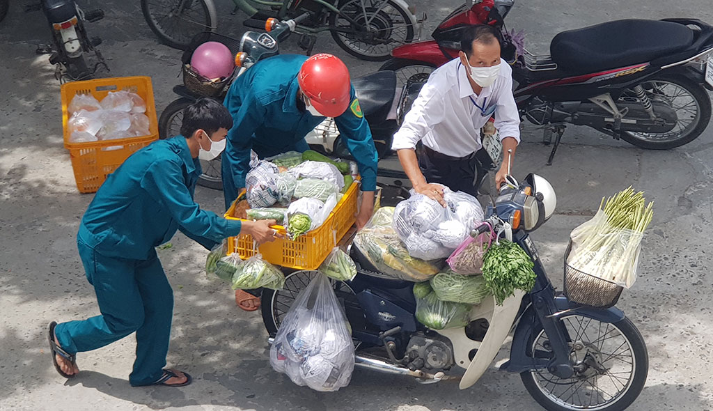 Chính quyền xã Vĩnh Ngọc (TP.Nha Trang) vận chuyển rau xanh, thực phẩm đến hỗ trợ người dân ẢNH: HIỀN LƯƠNG