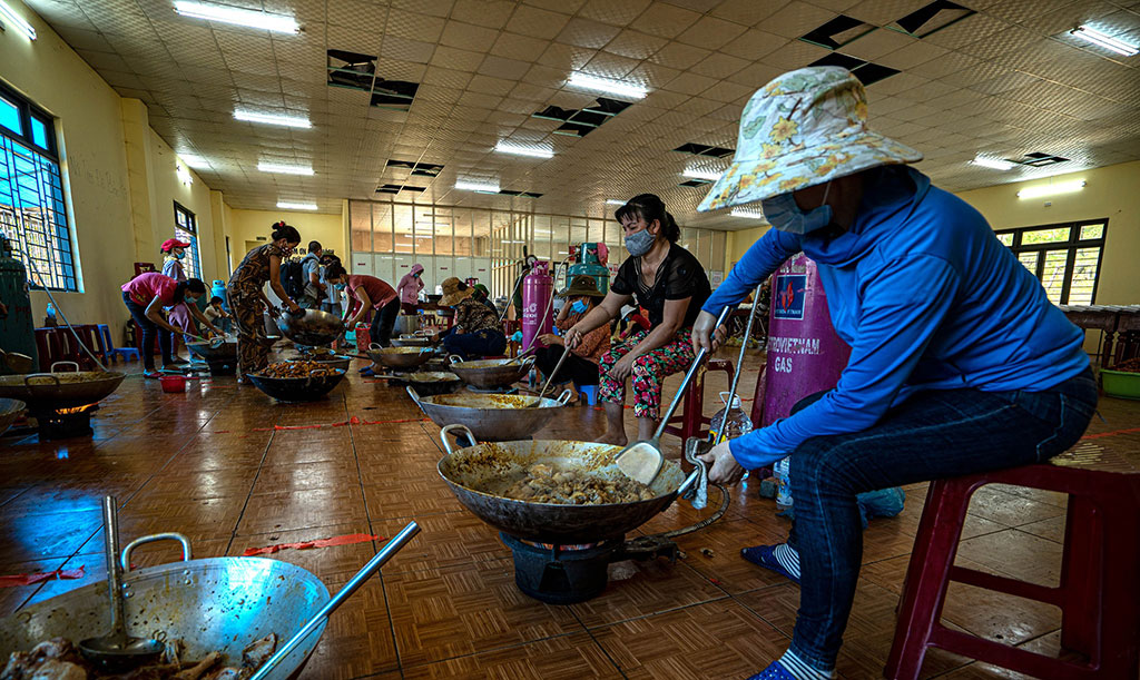 Hơn 100 chị em phụ nữ của xã Phong Sơn tình nguyện nấu cơm cho người dân trở về từ vùng dịch ẢNH: V.T