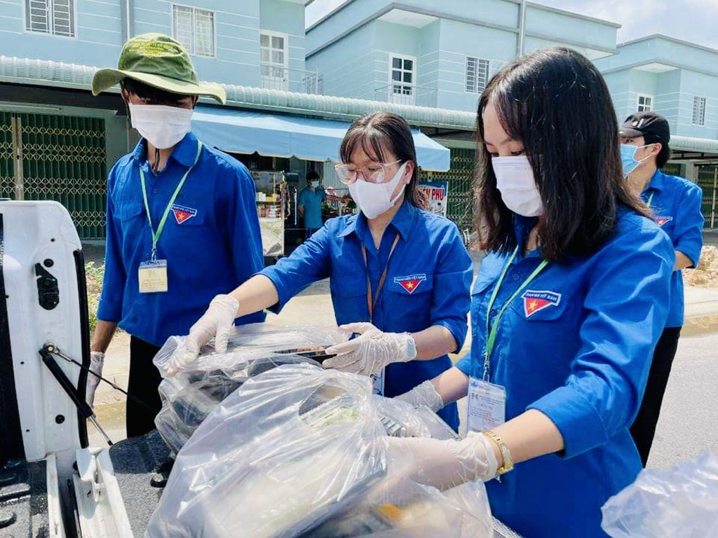 Thanh niên tình nguyện H.Bàu Bàng, Bình Dương phát quà hỗ trợ người dân