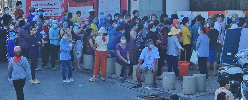 Trước thông tin TP.HCM siết chặt biện pháp chống dịch, người dân ùn ùn đi siêu thị mua nhu yếu phẩm vào sáng 21.8 Ảnh: Cao An Biên