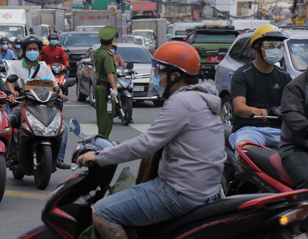 Đường Trường Chinh (Q.Tân Phú, TP.HCM) đông nghẹt người lưu thông trong ngày 21.8 Ảnh: Nguyên Vũ