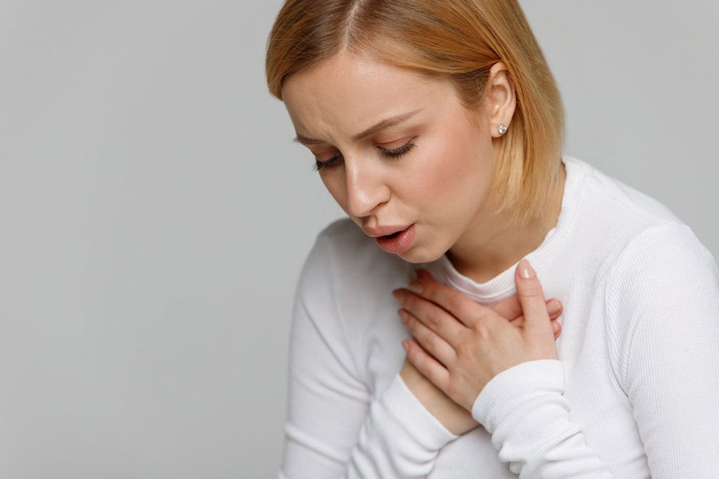 Các dấu hiệu ban đầu phổ biến nhất của ngừng tim là đau ngực từng cơn và khó thở SHUTTERSTOCK