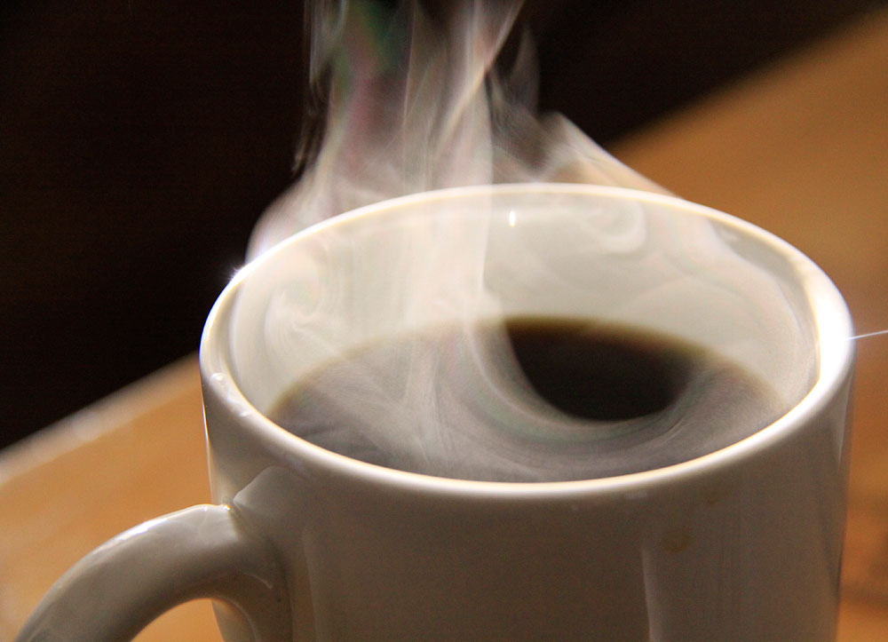 Không nên thêm quá nhiều đường hoặc sữa vào tách cà phê của bạn SHUTTERSTOCK