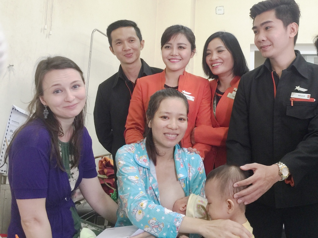 Ê kíp hộ sinh "bất đắc dĩ", từ trái qua: bác sĩ Fiona, các tiếp viên Hoàng Thanh Sơn, Nguyễn Thị Yến, tiếp viên trưởng Trần Thị Huệ và Đỗ Thành Nhân