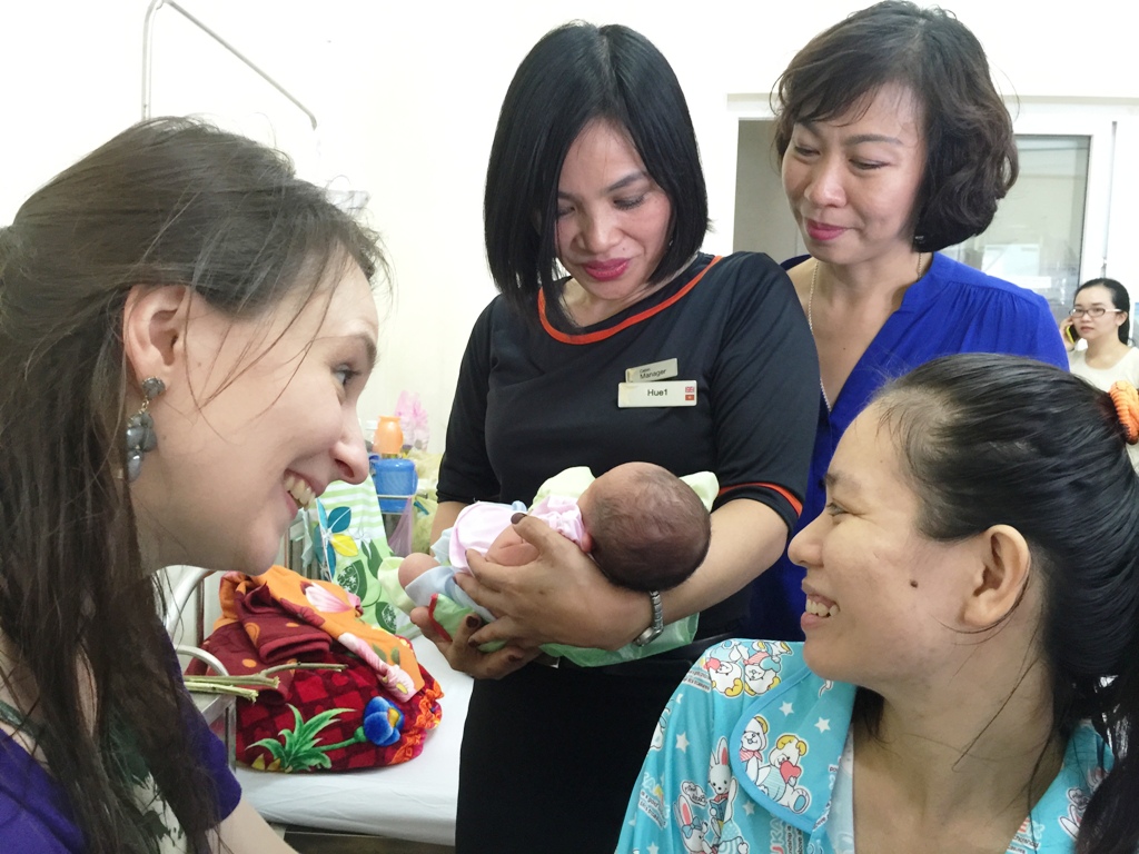 Tiếp viên trưởng Trần Thị Huệ (giữa) chúc em bé mạnh khỏe, thành đạt để không phụ công của 3 bà mẹ