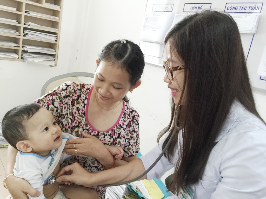 Bác sĩ Hồ Phan Thị Ly Đa, Khoa Tai mũi họng Bệnh viện Đà Nẵng thăm khám cho cháu Tường