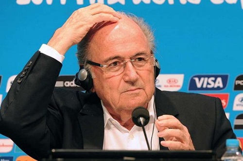 Chủ tịch FIFA Sepp Blatter đối diện nhiều thách thức sau vụ bê bối của các quan chức  - Ảnh: AFP
