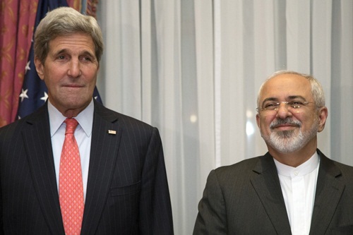 Ngoại trưởng Mỹ John Kerry (trái) và Ngoại trưởng Iran, Mohammad Javad Zarif sẽ được đề cử giải Nobel Hòa bình? - Ảnh: Reuters