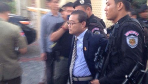 Cảnh sát bắt giữ ông Hong Sok Hour (giữa) vì cáo buộc phản quốc - Ảnh chụp màn hình Phnom Penh Post