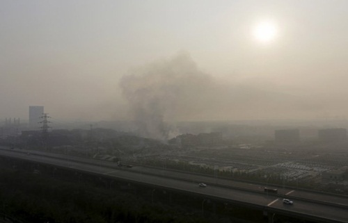 Khu chứa hóa chất cháy nổ chỉ cách đường cao tốc gần đó khoảng 500m - Ảnh: Reuters