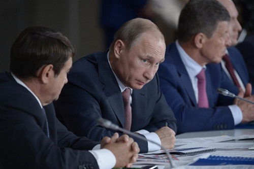 Tổng thống Nga Vladimir Putin trong một cuộc họp tại Crimea hôm 17.8 - Ảnh: AFP