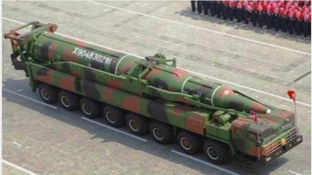 Tên lửa tầm xa KN-08 của Triều Tiên - Ảnh: Reuters