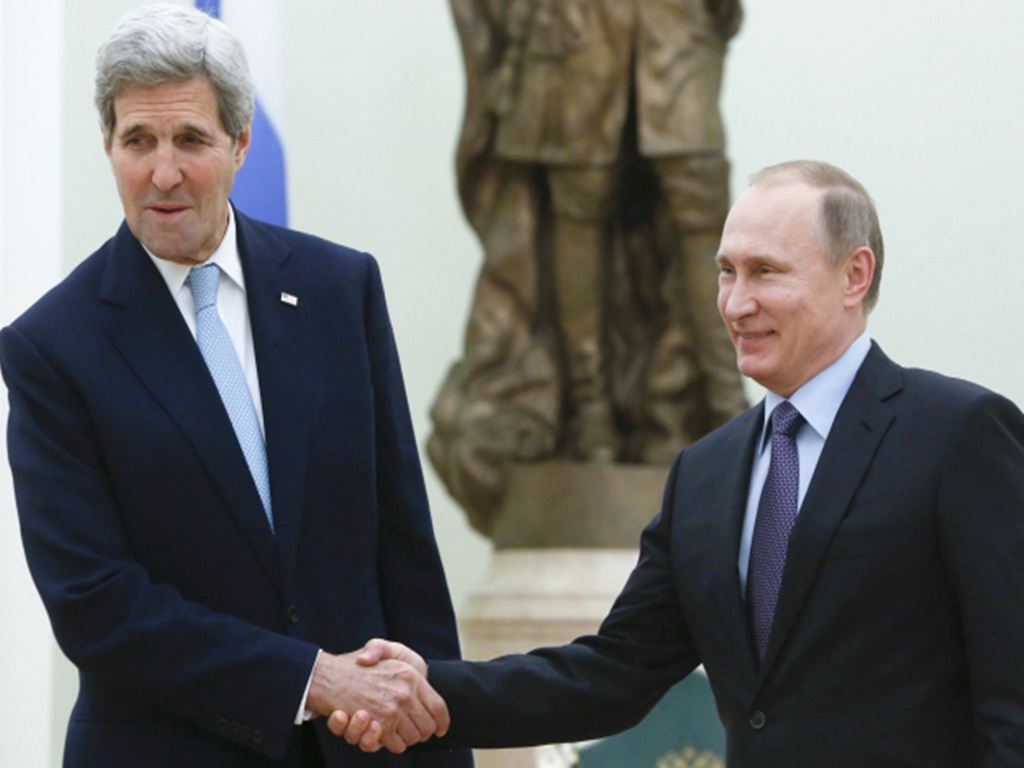 Ông John Kerry (phải) đã thay đổi quan điểm về vai trò của Tổng thống Syria Bashar al-Assad trong vấn đề Syria, phù hợp với lập trưởng của Nga - Ảnh: Reuters