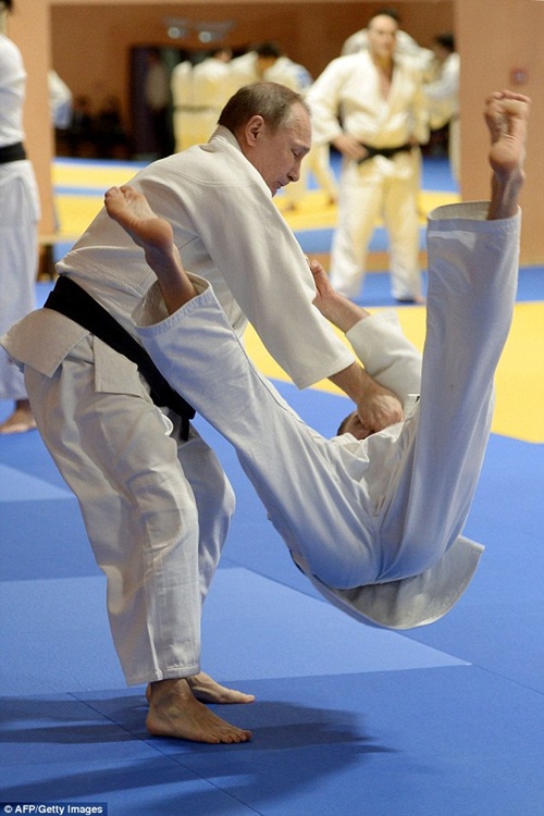 Hình ảnh Tổng thống Nga Putin sử dụng ngón đòn Judo đẹp mắt quật ngã đối tác tập luyện tại Sochi hôm 8.1 - Ảnh: AFP