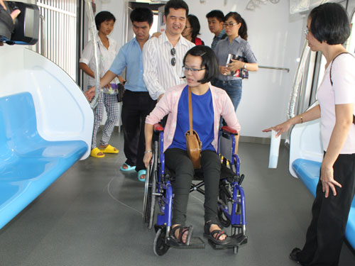 Người khuyết tật có nhiều góp ý cho đoàn tàu metro số 1 