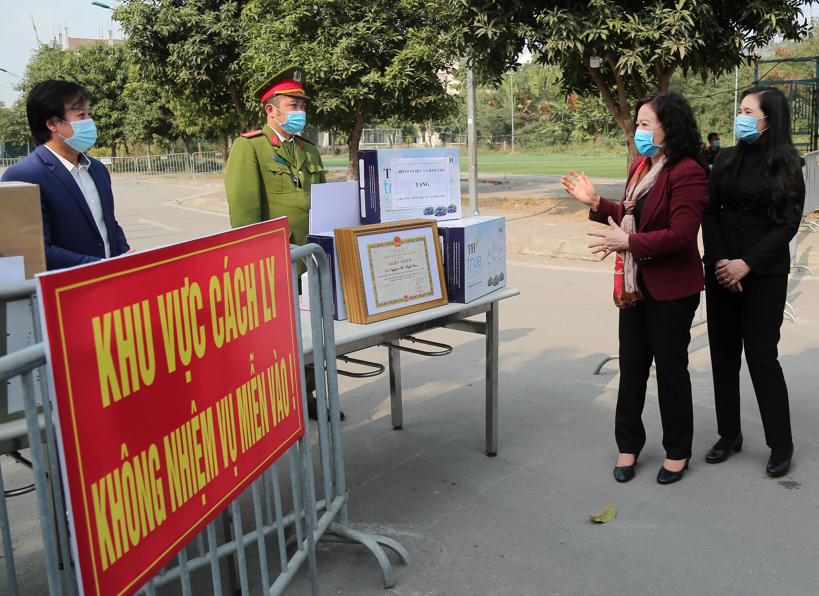 Cuộc trao đổi giữ Thứ trưởng Ngô Thị Minh và thầy Hợp diễn ra bên hàng rào cách ly