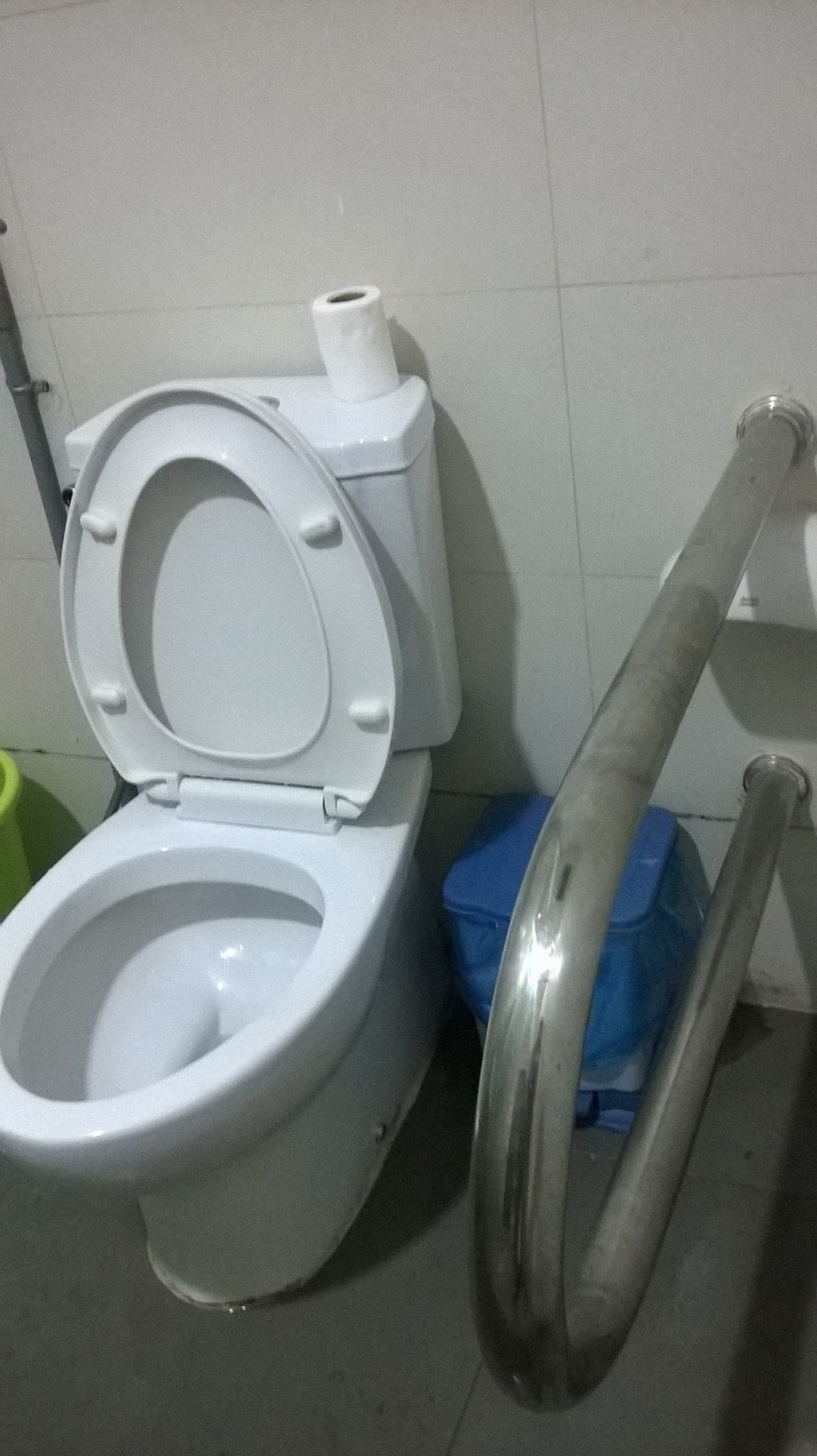 Tay vịn đơn giản ngừa té ngã trong nhà vệ sinh BV Hoàn Mỹ Đà Nẵng