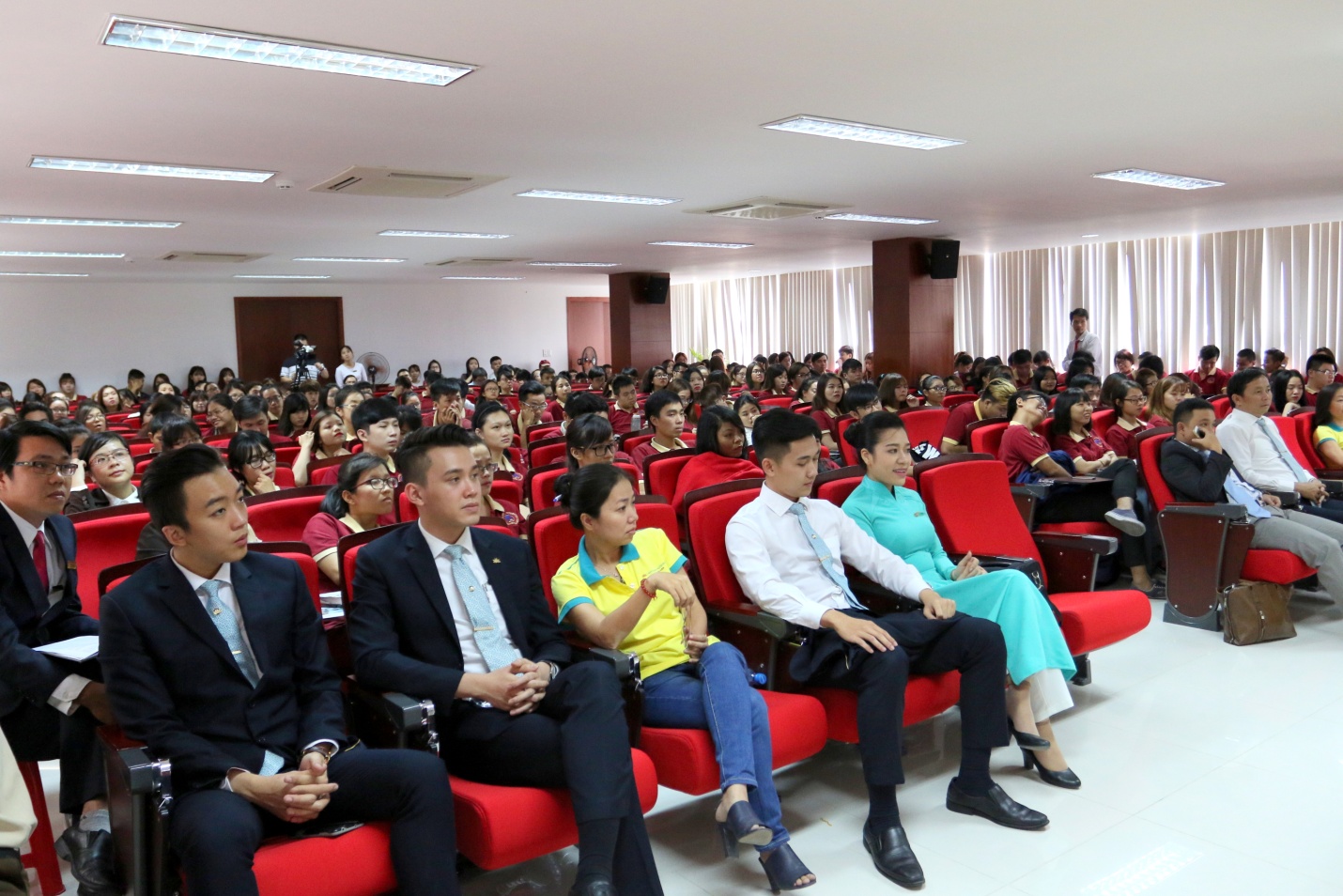 SIU phối hợp với Tổng công ty Hàng không Việt Nam (Vietnam Airlines) và IIG Việt Nam tổ chức hội thảo “TOEIC và cơ hội việc làm tại Vietnam Airlines năm 2016”