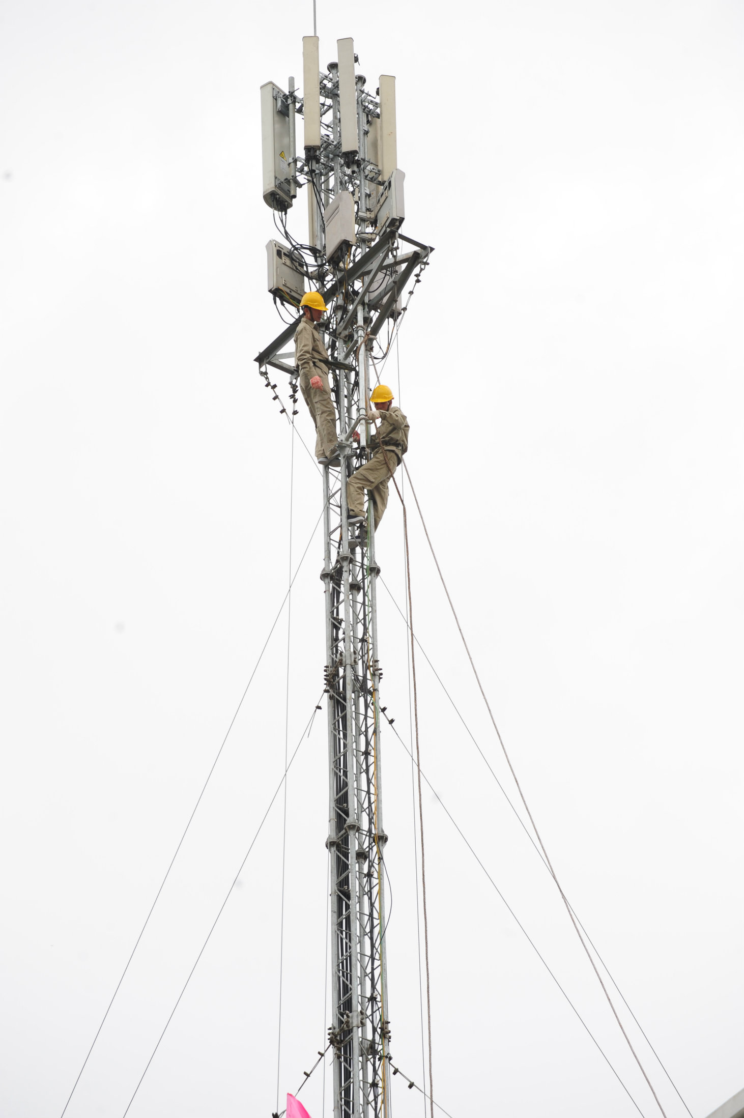 Hình ảnh triển khai lắp đặt thiết bị phát sóng 4G tại trạm 