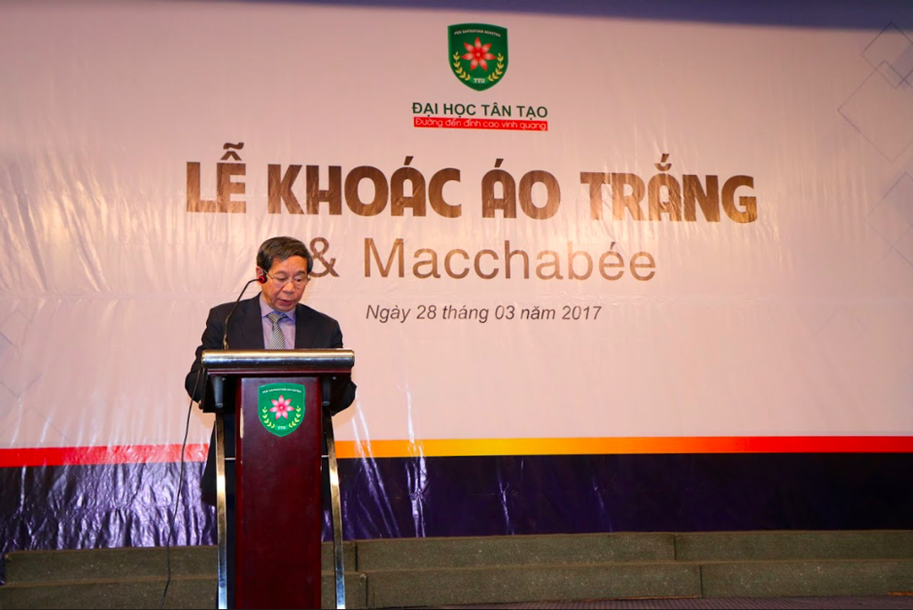 Nguyên Thứ trưởng Bộ Y tế - ông Nguyễn Bá Thủy phát biểu trong lễ Khoác áo trắng của sinh viên Đại học Tân Tạo