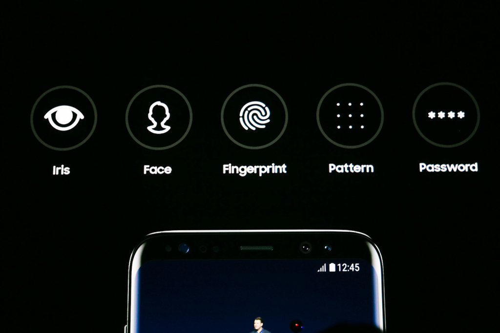 5 tầng bảo mật gồm quét mống mắt, nhận diện khuôn mặt, quét vân tay, mã khóa bằng hình vẽ và mật khẩu biến Galaxy S8/S8+ thành bộ đôi thiết bị có tính bảo mật cao nhất thế giới