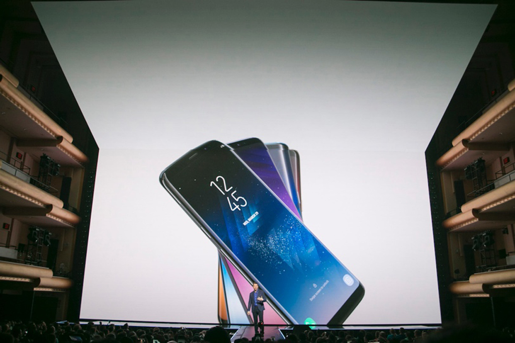 Thiết kế hoàn toàn mới của Galaxy S8 sẽ góp phần thổi bùng lên trào lưu thời trang Limitless trong năm 2017 