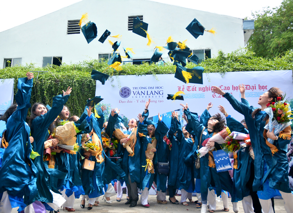 Lễ tốt nghiệp đại học, cao học, tháng 6.2016 (Cơ sở 2 của Trường ĐH Văn Lang - 233A Phan Văn Trị, Q.Bình Thạnh, TP.HCM)