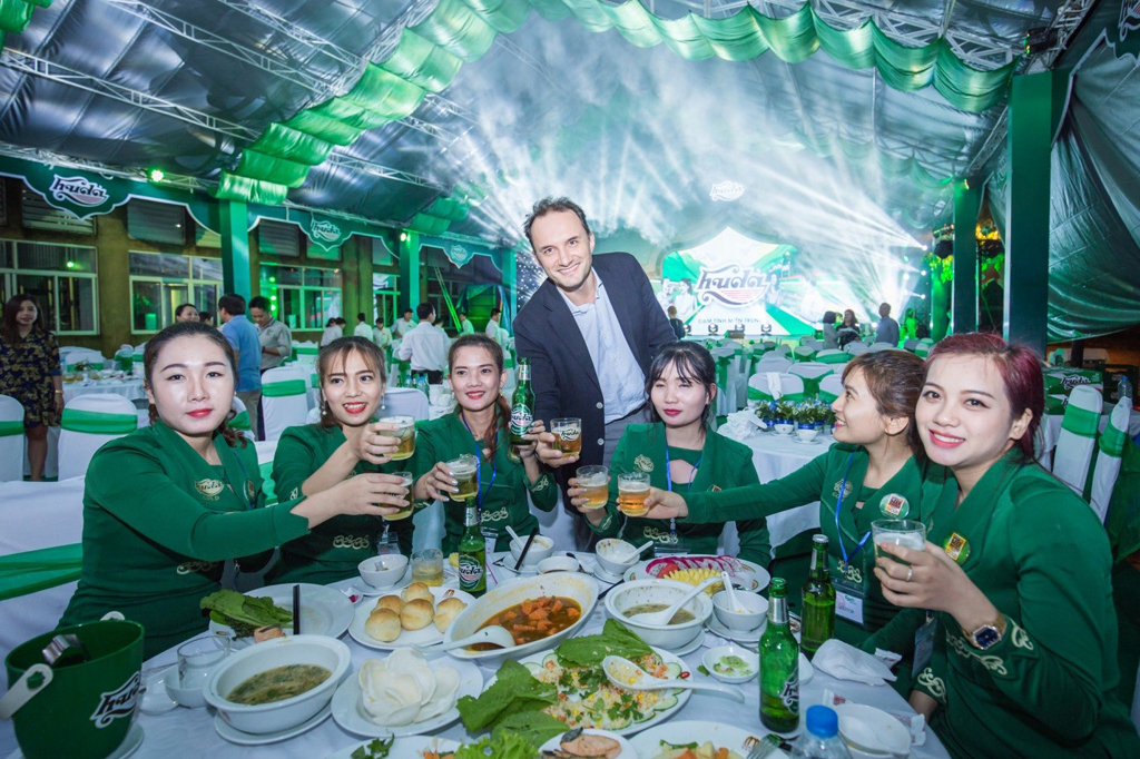 Ông Tayfun Uner - Tổng giám đốc Carlsberg Việt Nam chúc mừng sự ra mắt thành công mẫu chai, lon Huda Bạc 330 ml mới