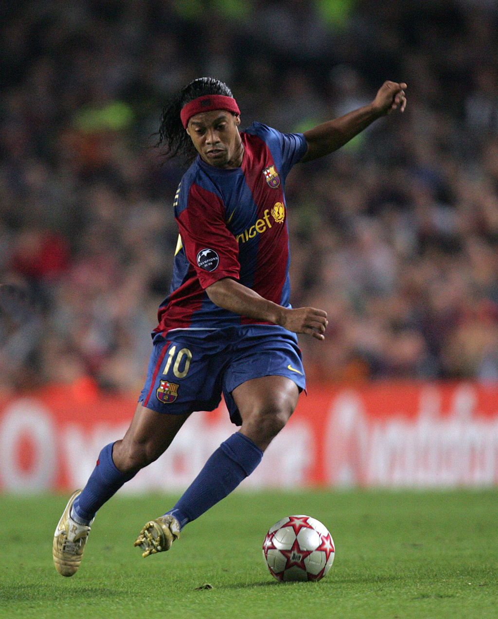Người hâm mộ bóng đá Việt Nam sẽ có hội được gặp gỡ và giao lưu gần gũi hơn với Ronaldinho qua “Hành trình cuồng nhiệt đón cúp UEFA Champions League – Khuấy động cuộc vui bóng đá” của Heineken