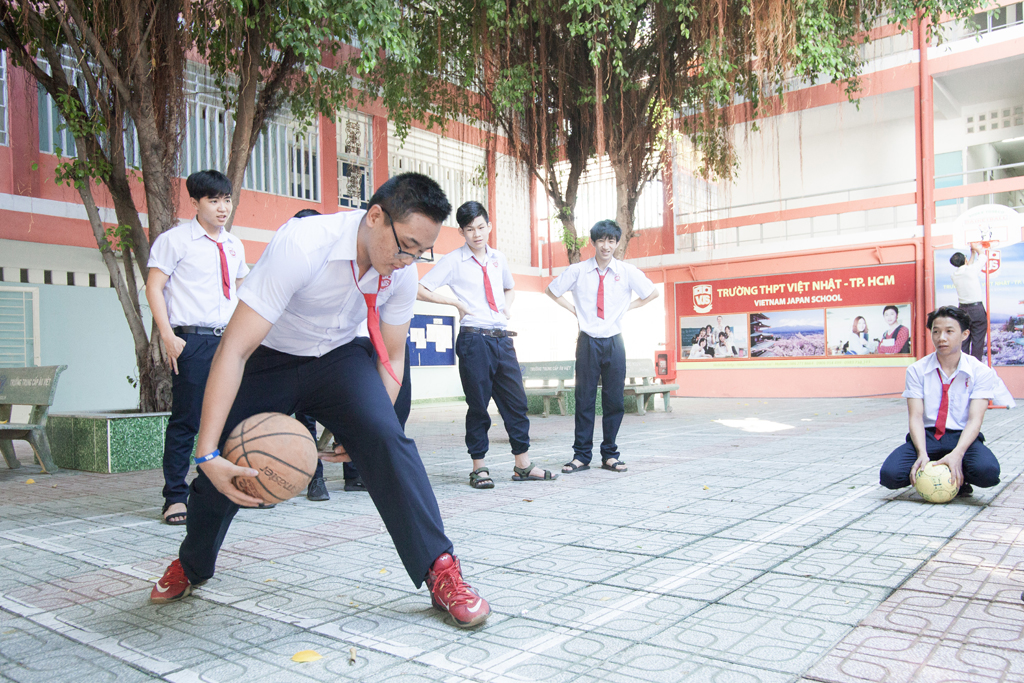 Học sinh THPT Việt Nhật trong giờ thể dục