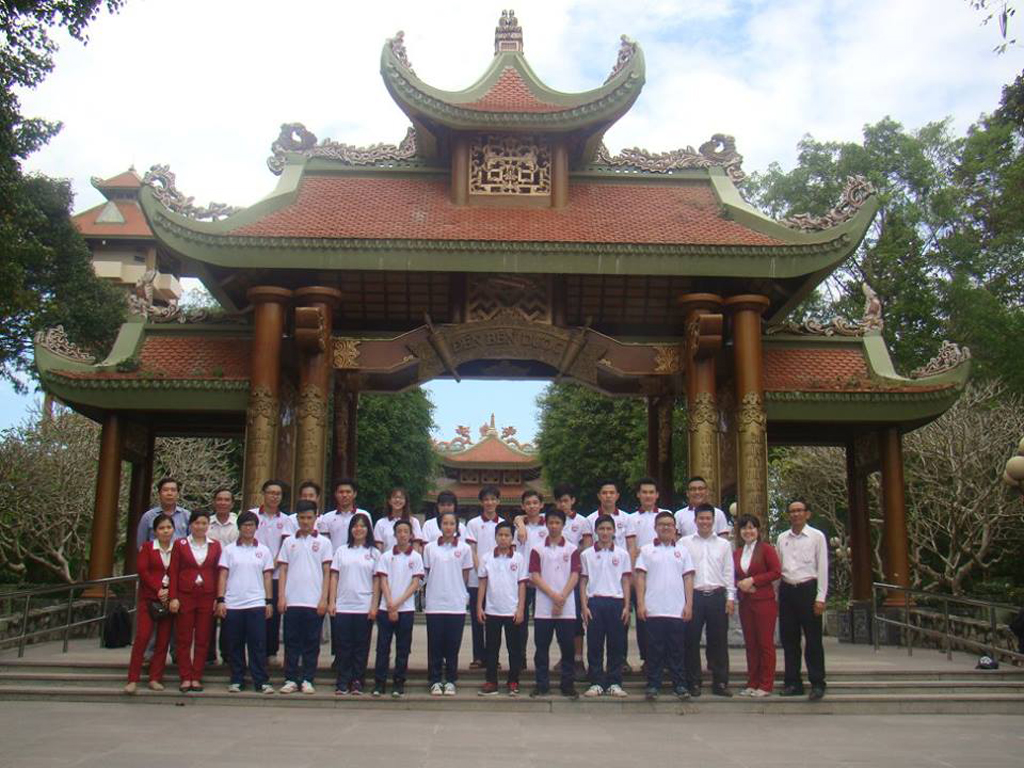 Học sinh THPT Việt Nhật tham gia chương trình trải nghiệm về nguồn tại khu di tích địa đạo Củ Chi