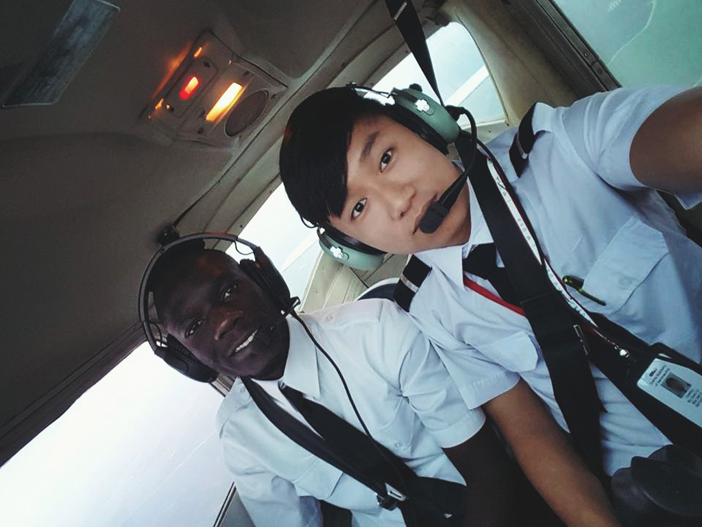 Cựu học sinh Trường Quốc tế Á Châu Lỗ Quốc Mỹ (phải) đang học ngành Đào tạo phi công tại Aviator College of Aeronautical Science & Technology (Mỹ)
