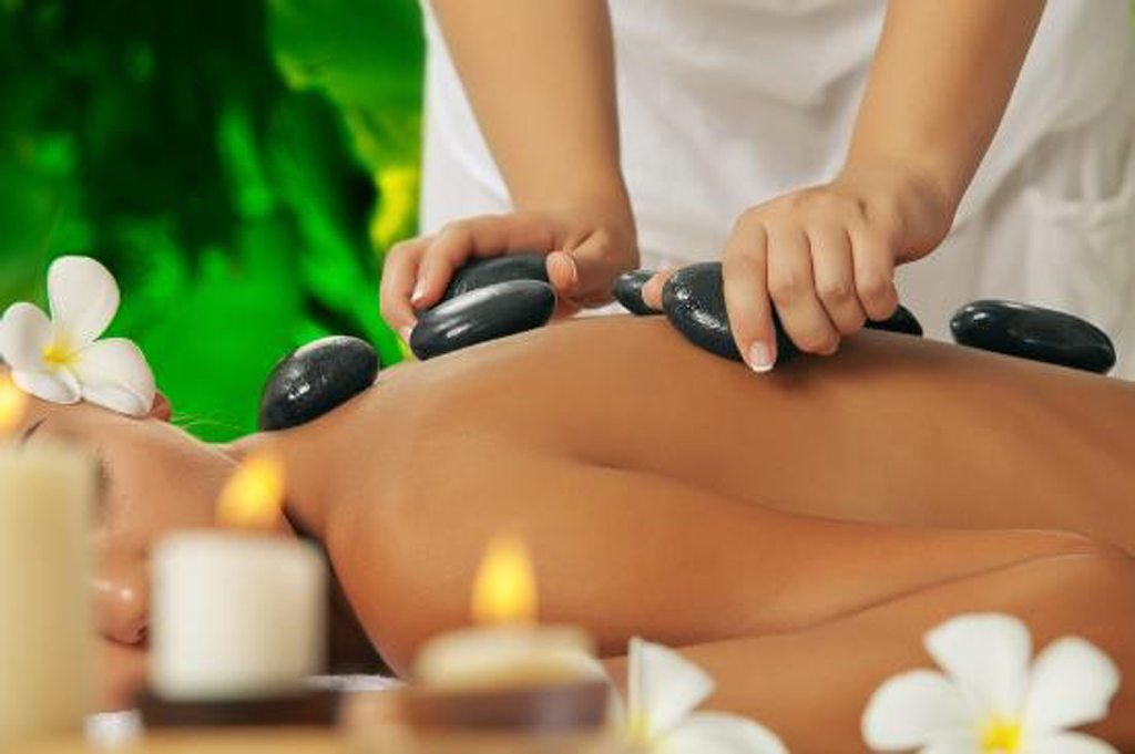 Massage đá nóng được xem là một trong những dịch vụ phổ biến hiện nay