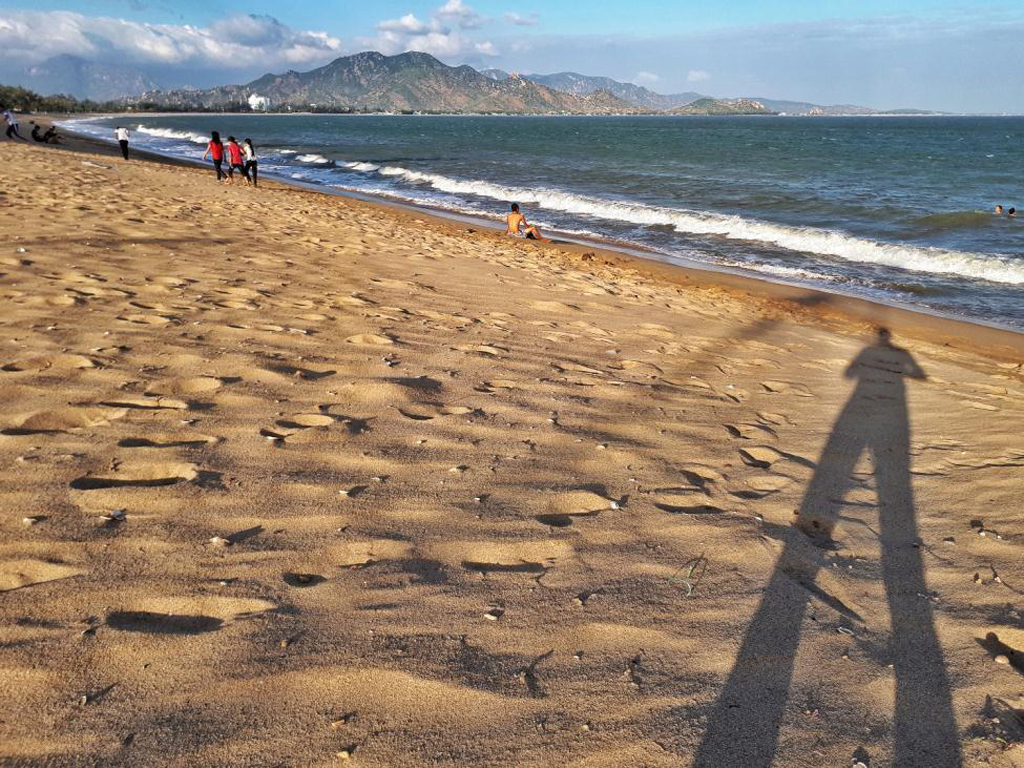 Cách đó không xa, bãi biển Ninh Chữ được tái hiện đầy hoang sơ với bãi cát trắng mịn cùng những làn sóng qua ống kính của Galaxy A Series 2017