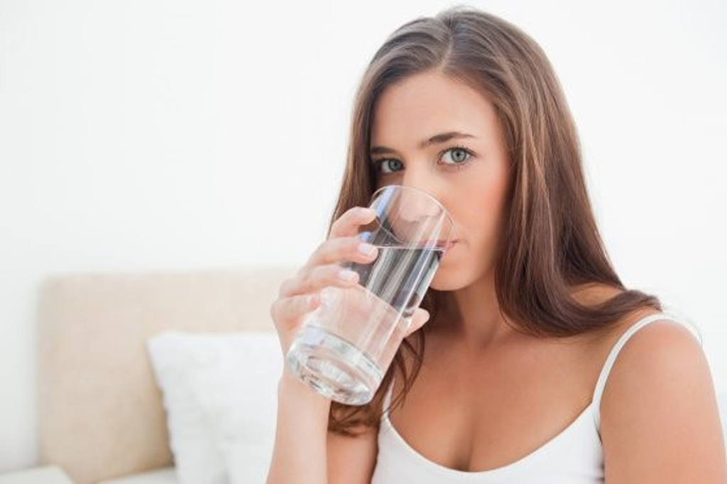 Uống nhiều nước và tăng cường vitamin giúp da bớt khô ráp, khỏe mạnh