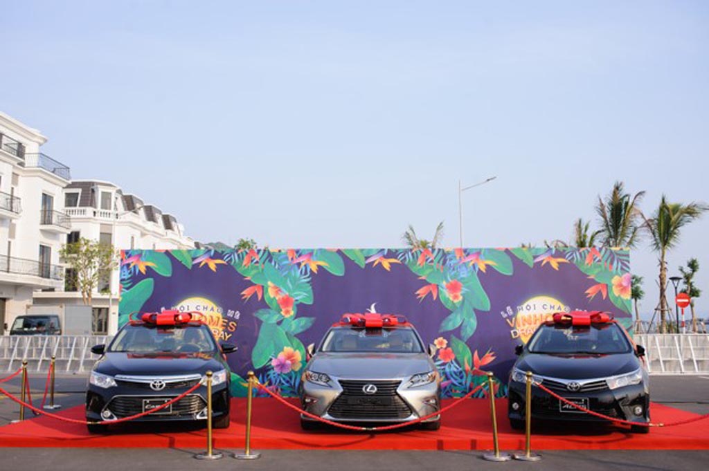 Tập đoàn Vingroup đồng thời cũng giới thiệu chương trình “Dragon Bay chào hè” bốc thăm trúng thưởng “NHẬN NHÀ SANG RƯỚC XE VÀNG” với tổng giá trị giải thưởng lên tới gần 6 tỉ đồng tới các khách hàng mua nhà Vinhomes Dragon Bay. Chủ nhân Vinhomes Dragon Bay có cơ hội nhận xe Lexus ES250, xe Camry 2.5J, xe Corolla Altis 2.0V và thẻ Vingroup Gift Voucher trị giá 100 triệu đồng/thẻ