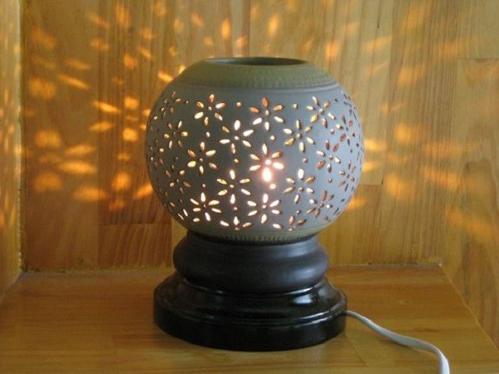 Đèn xông tinh dầu bằng gốm giúp không gian trở nên lung linh, ấm áp hơn