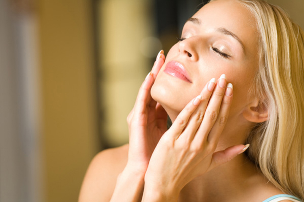 Kết hợp với việc massage nhẹ nhàng giúp dưỡng chất từ serum thấm sâu hơn vào da