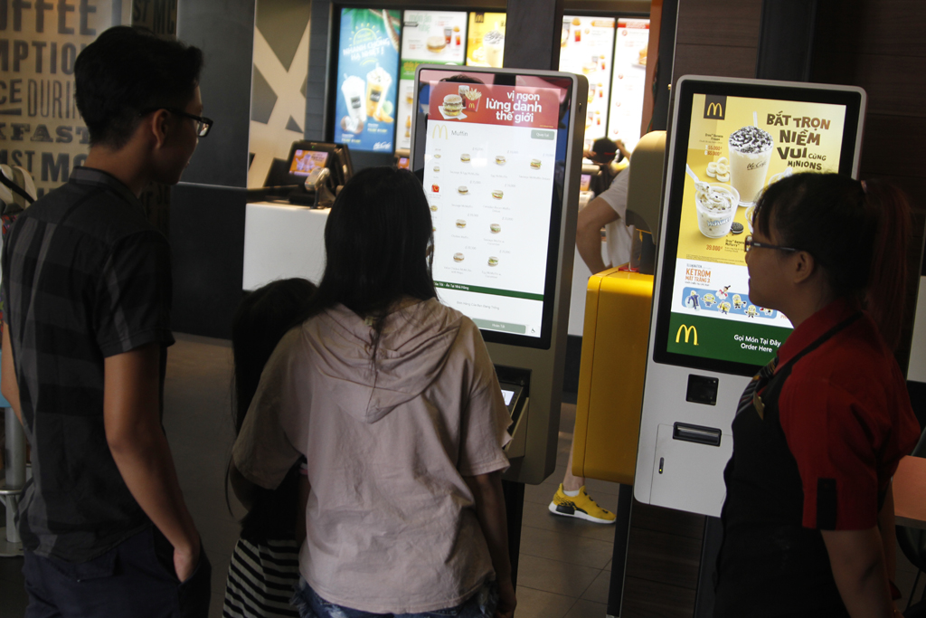 Khách hàng bị thu hút bởi sự mới lạ và tiện lợi của những chiếc máy SOK tại McDonald’s