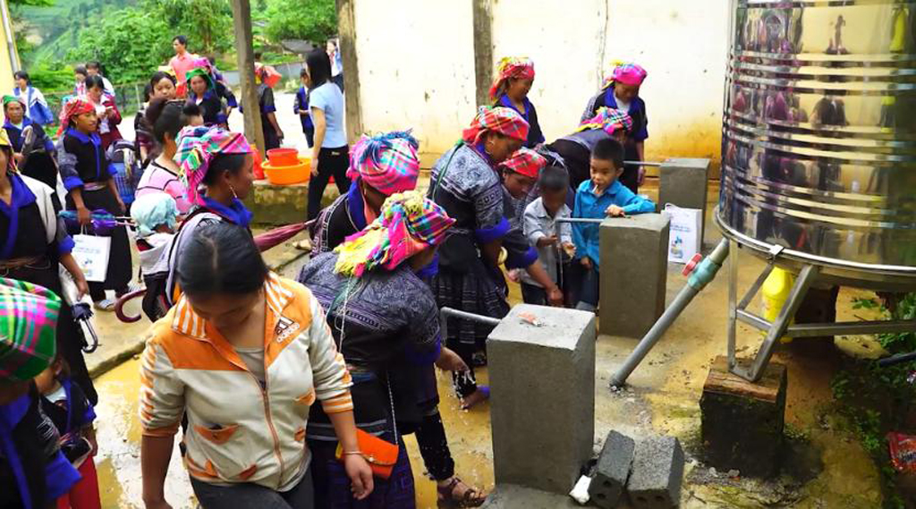  Trải qua hơn một tháng ròng rã để dẫn 5 km đường ống từ đầu nguồn, công trình nước tại Trường PTDT bán trú - THCS Lê Văn Tám đã khánh thành và cung cấp nước sạch cho hơn 300 học sinh, giáo viên và người dân của xã Púng Luông (huyện Mù Cang Chải, Yên Bái)