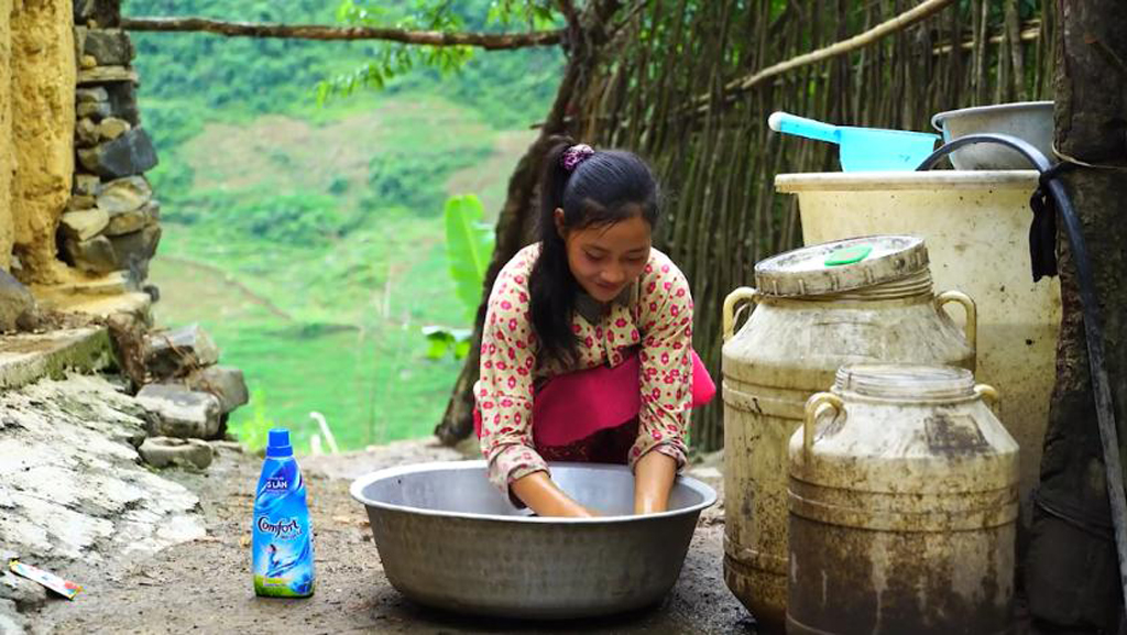  Bằng cách sử dụng Comfort Một Lần Xả, người dân vùng hạn mặn sẽ cắt giảm được rất nhiều nước trong việc giặt giũ, từ đó tích lũy thêm nước cho các nhu cầu thiết yếu hơn như ăn uống