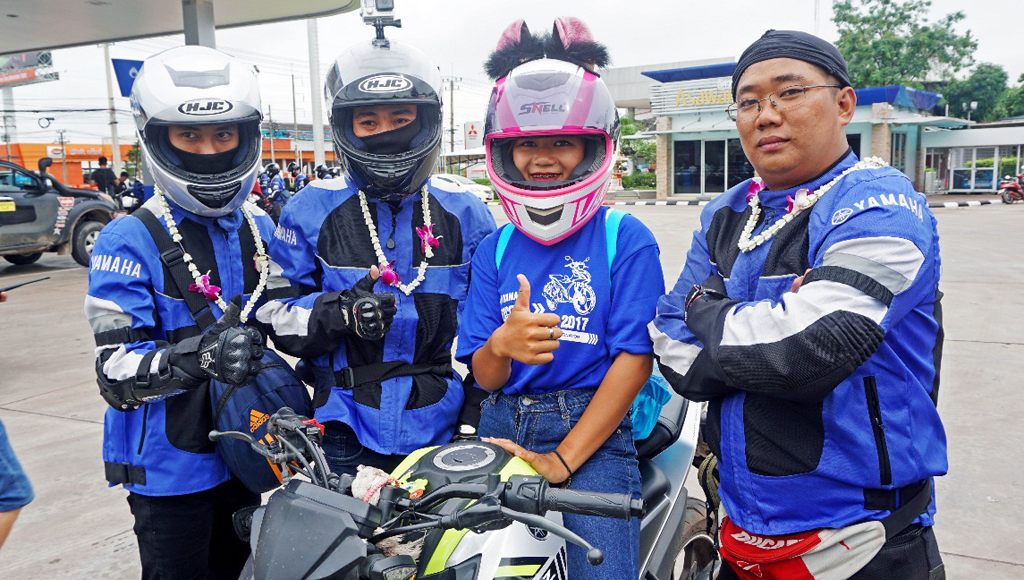  Kết bạn với nữ biker người Thái ấn tượng cùng chiếc mũ bảo hiểm trang trí dễ thương