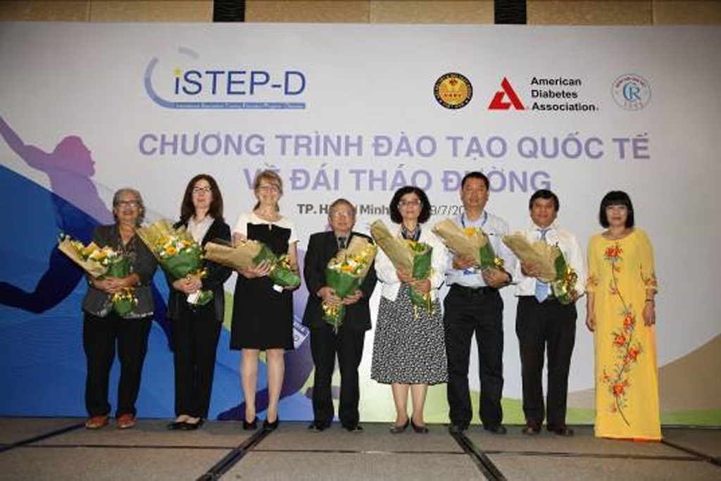 Bà Nguyễn Anh Tuyền - Tổng giám đốc Sanofi Việt Nam và Sanofi Đông Dương tặng hoa các chuyên gia nước ngoài và VN trong Ban giảng huấn chương trình iSTEP-D